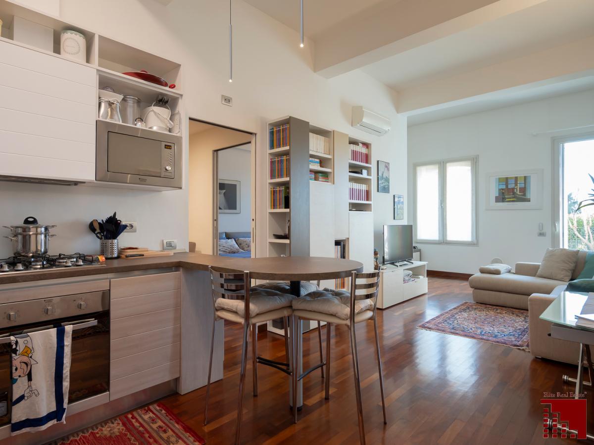 AMPIO BILOCALE CON TERRAZZO E BOX - CCUCINA